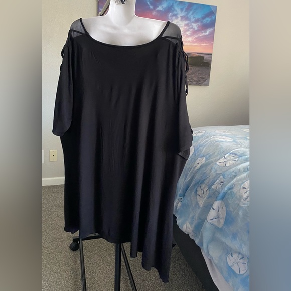 Crisscross Sheer Arm Asymmetrical Top Cable & Gauge Black - Picture 9 of 12